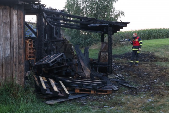 Neun Feuerwehren bei Brand in einem Lagerschuppen samt Werksttte in Kopfing im Innkreis im Einsatz