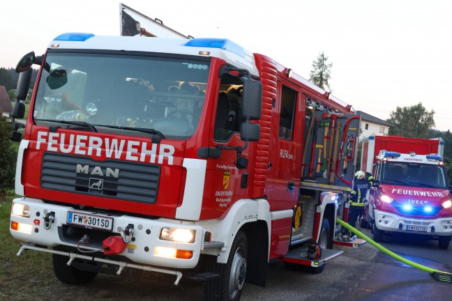 Neun Feuerwehren bei Brand in einem Lagerschuppen samt Werksttte in Kopfing im Innkreis im Einsatz