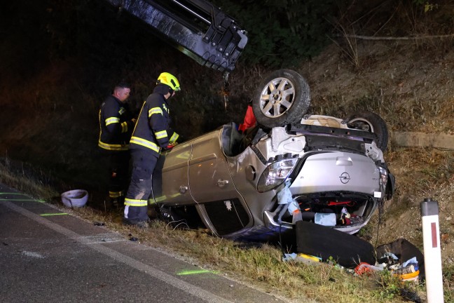 Schwerer Verkehrsunfall mit Autoberschlag auf Steyrer Strae bei Dietach forderte zwei Verletzte