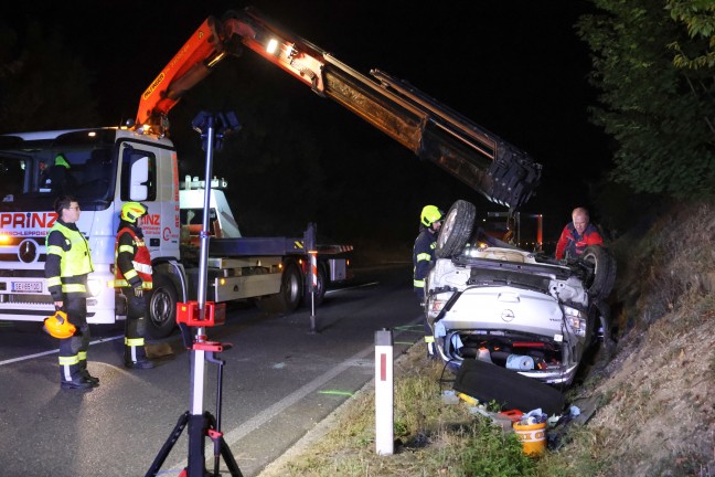 Schwerer Verkehrsunfall mit Autoberschlag auf Steyrer Strae bei Dietach forderte zwei Verletzte