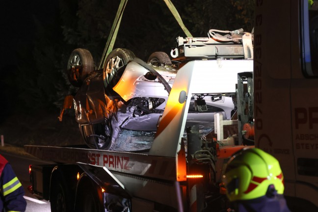 Schwerer Verkehrsunfall mit Autoberschlag auf Steyrer Strae bei Dietach forderte zwei Verletzte