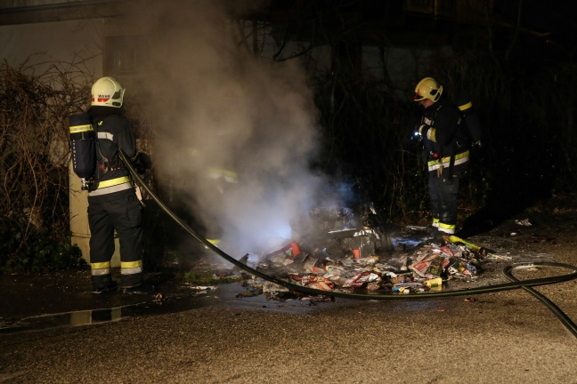 Brennende Mistkübel und beschädigte Fahrzeuge in Wels-Neustadt