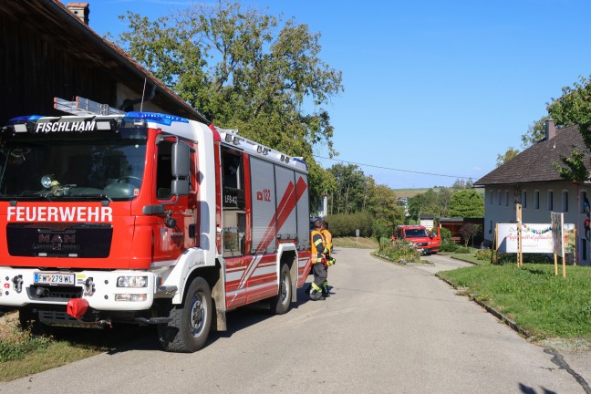 Sicherungseinsatz in Fischlham: Traktor riss Telefonleitung aus Verankerung