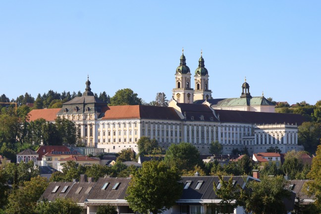 Bombendrohung gegen Stift in St. Florian: Polizeieinsatz nach Drohung im Literaturgarten-Gstebuch