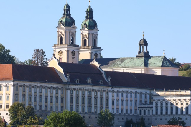 Bombendrohung gegen Stift in St. Florian: Polizeieinsatz nach Drohung im Literaturgarten-Gstebuch