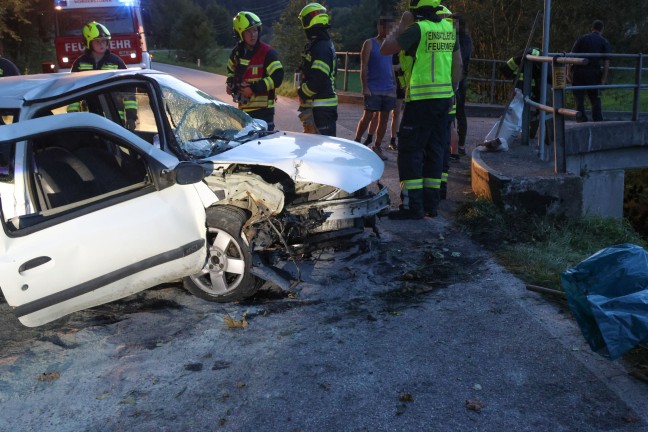 Schwer verletzt: Auto bei Verkehrsunfall in Vorderstoder gegen Brckengelnder gekracht