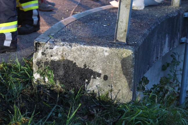 Schwer verletzt: Auto bei Verkehrsunfall in Vorderstoder gegen Brckengelnder gekracht