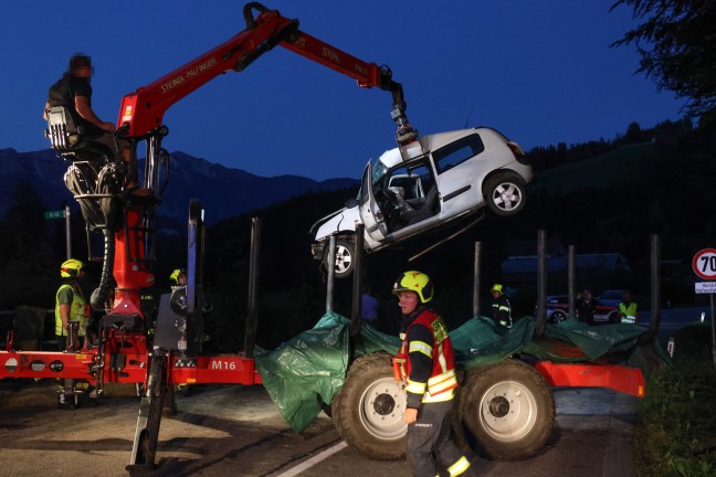 Schwer verletzt: Auto bei Verkehrsunfall in Vorderstoder gegen Brckengelnder gekracht