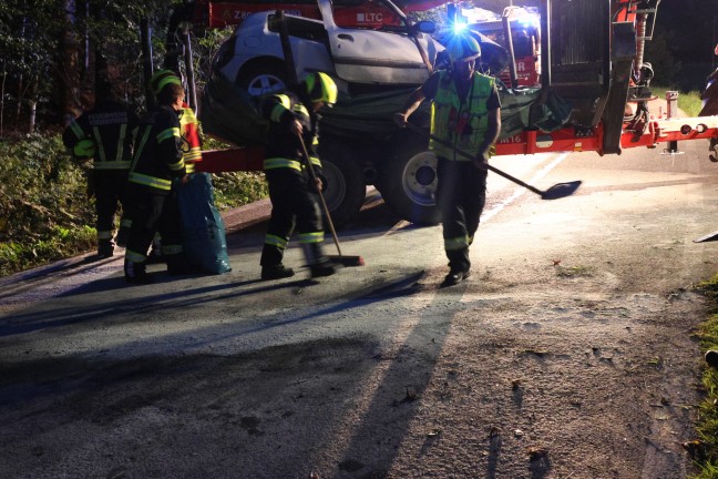 Schwer verletzt: Auto bei Verkehrsunfall in Vorderstoder gegen Brckengelnder gekracht