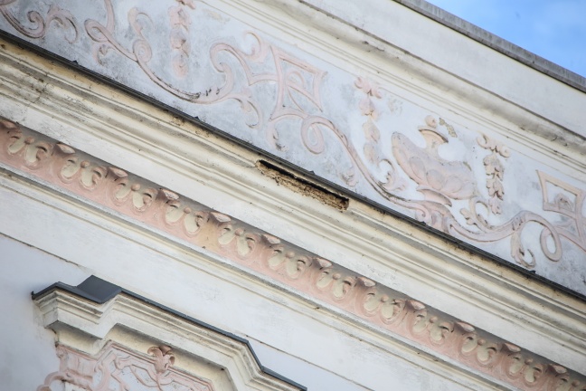 Fassadenteile am Welser Stadtplatz abgebröckelt und auf Gehsteig gestürzt