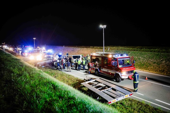 Fnf teils Schwerverletzte bei Crash zwischen Kleintransporter und Auto auf bei St. Peter am Hart