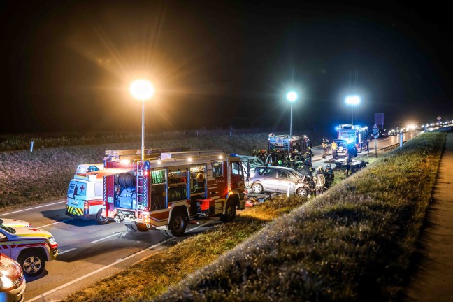 Fnf teils Schwerverletzte bei Crash zwischen Kleintransporter und Auto auf bei St. Peter am Hart