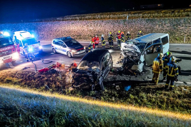 Fnf teils Schwerverletzte bei Crash zwischen Kleintransporter und Auto auf bei St. Peter am Hart