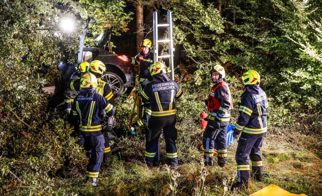 Auto gegen Baum: Schwerverletzte Lenkerin bei Unfall auf Lamprechtshausener Strae in Burgkirchen