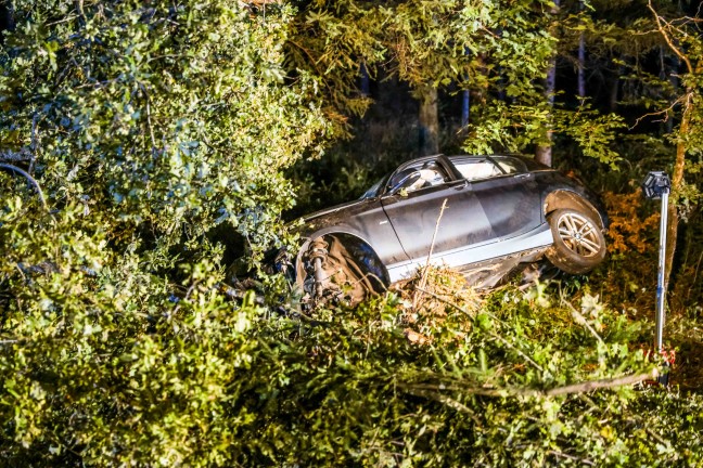 Auto gegen Baum: Schwerverletzte Lenkerin bei Unfall auf Lamprechtshausener Strae in Burgkirchen