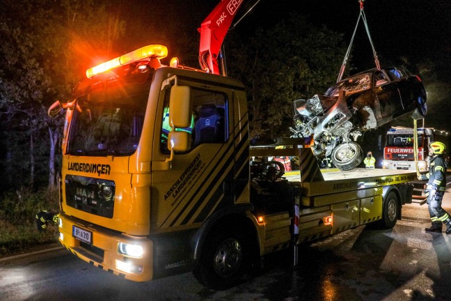 Auto gegen Baum: Schwerverletzte Lenkerin bei Unfall auf Lamprechtshausener Strae in Burgkirchen