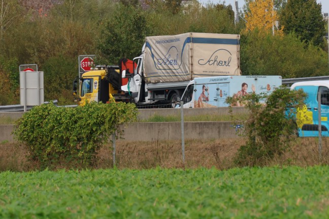 Bei Rastplatzabfahrt: Klein-LKW auf Westautobahn bei Enns gegen Anpralldmpfer gekracht