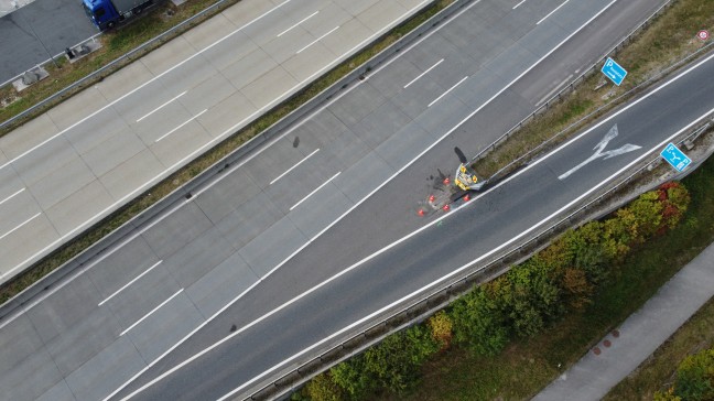 Bei Rastplatzabfahrt: Klein-LKW auf Westautobahn bei Enns gegen Anpralldmpfer gekracht