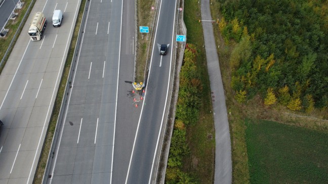 Bei Rastplatzabfahrt: Klein-LKW auf Westautobahn bei Enns gegen Anpralldmpfer gekracht