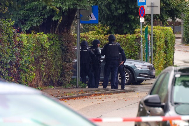 360 Schulkinder evakuiert: Polizeieinsatz nach Bombendrohung gegen Schule in Linz-Urfahr
