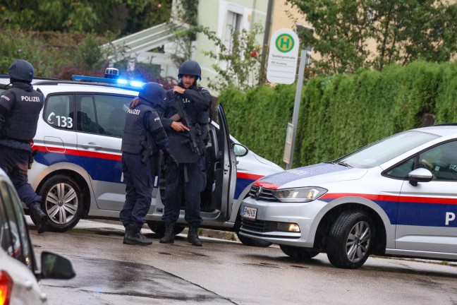 360 Schulkinder evakuiert: Polizeieinsatz nach Bombendrohung gegen Schule in Linz-Urfahr