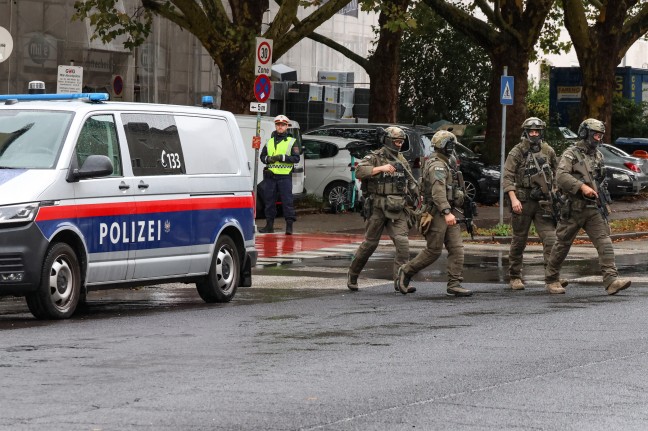 360 Schulkinder evakuiert: Polizeieinsatz nach Bombendrohung gegen Schule in Linz-Urfahr
