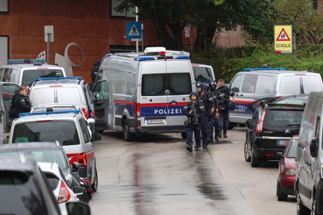 360 Schulkinder evakuiert: Polizeieinsatz nach Bombendrohung gegen Schule in Linz-Urfahr