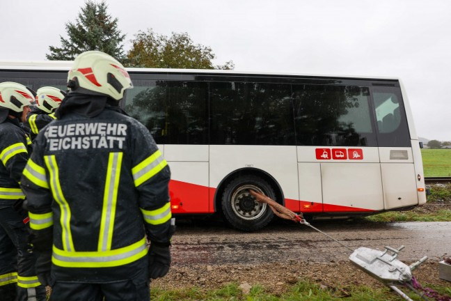 Bergung eines Autobusses: Schienenersatzverkehr in Lengau von Strae abgekommen