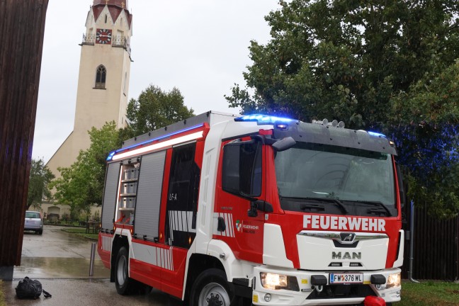 Schwer verletzt: Person in Thalheim bei Wels nach Sturz aus einem Schacht gerettet