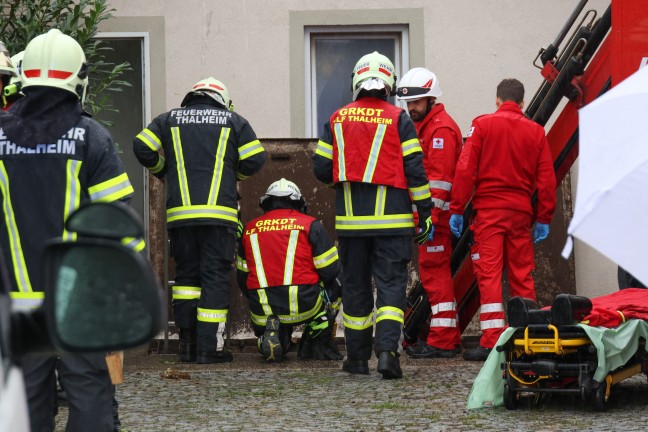 Schwer verletzt: Person in Thalheim bei Wels nach Sturz aus einem Schacht gerettet
