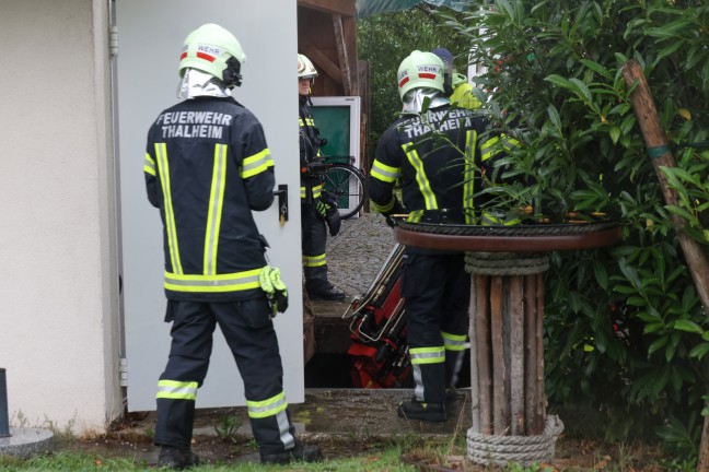 Schwer verletzt: Person in Thalheim bei Wels nach Sturz aus einem Schacht gerettet