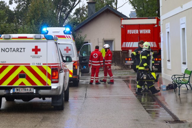 Schwer verletzt: Person in Thalheim bei Wels nach Sturz aus einem Schacht gerettet