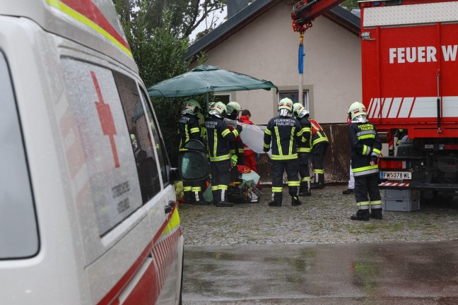 Schwer verletzt: Person in Thalheim bei Wels nach Sturz aus einem Schacht gerettet