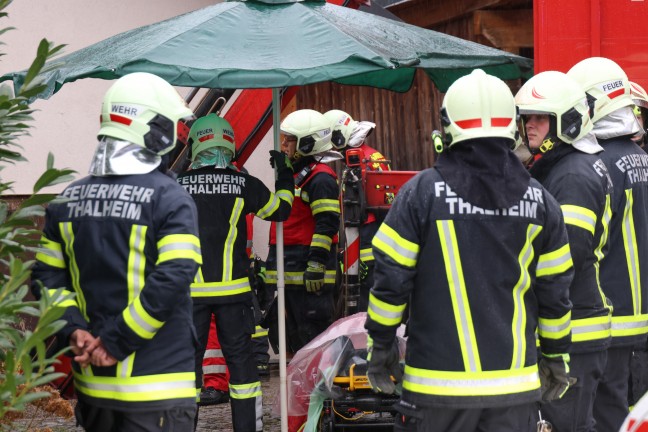 Schwer verletzt: Person in Thalheim bei Wels nach Sturz aus einem Schacht gerettet