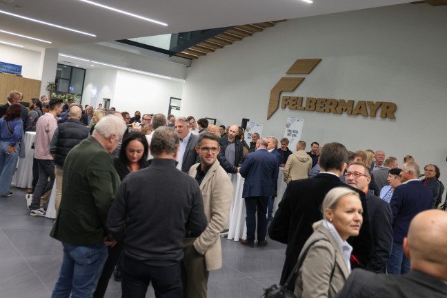 Betriebsbesichtigung bei Felbermayr: Groes Interesse an groem und bekanntem Welser Unternehmen
