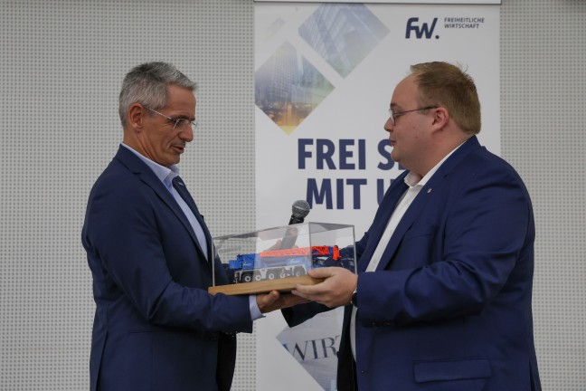 Betriebsbesichtigung bei Felbermayr: Groes Interesse an groem und bekanntem Welser Unternehmen