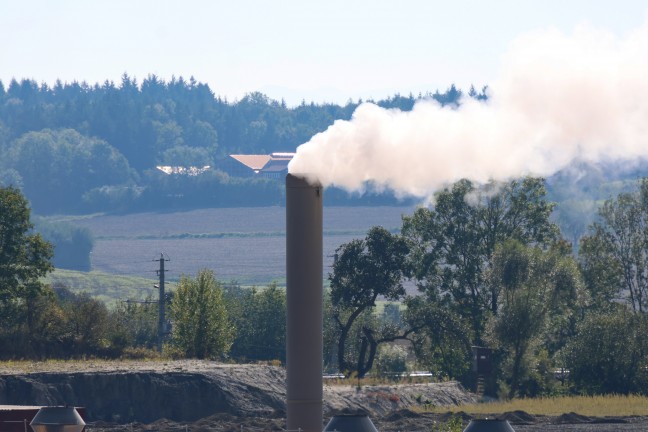 Fnf Feuerwehren bei Brand in einem Ziegelwerk in Krenglbach im Einsatz