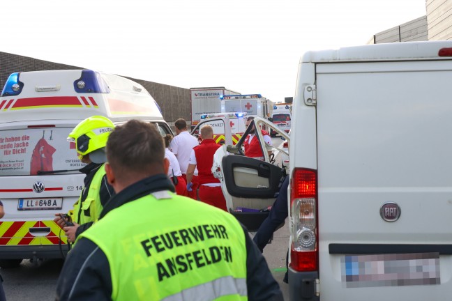 Medizinischer Notfall: Kleintransporter kollidierte auf Westautobahn bei Ansfelden mit LKW