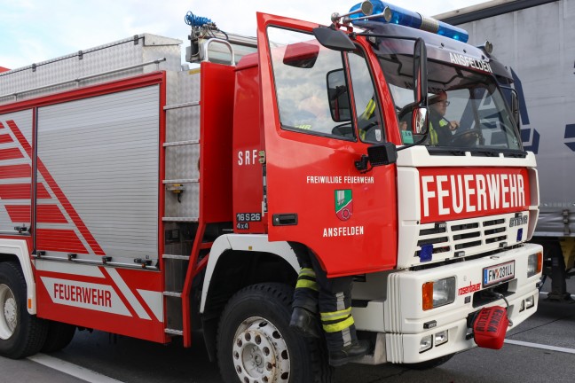 Medizinischer Notfall: Kleintransporter kollidierte auf Westautobahn bei Ansfelden mit LKW