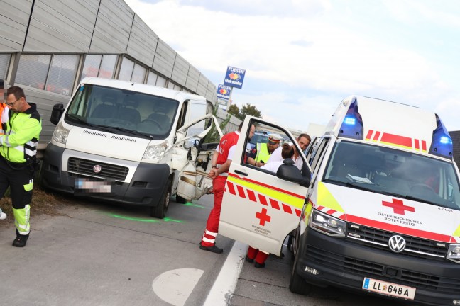 Medizinischer Notfall: Kleintransporter kollidierte auf Westautobahn bei Ansfelden mit LKW
