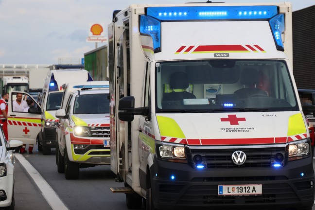 Medizinischer Notfall: Kleintransporter kollidierte auf Westautobahn bei Ansfelden mit LKW