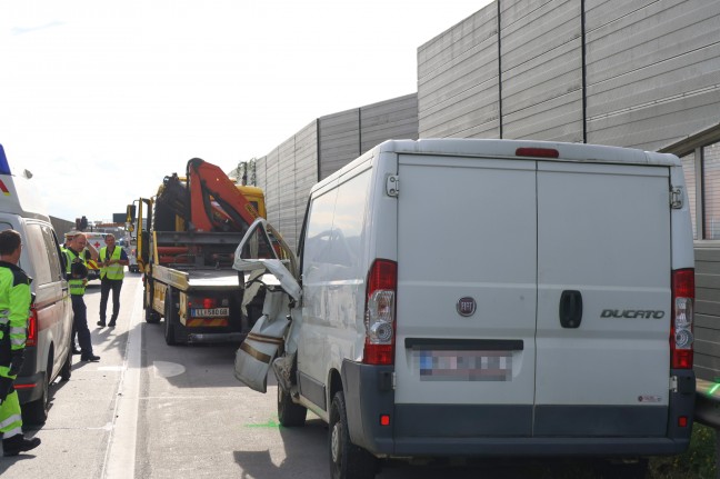 Medizinischer Notfall: Kleintransporter kollidierte auf Westautobahn bei Ansfelden mit LKW