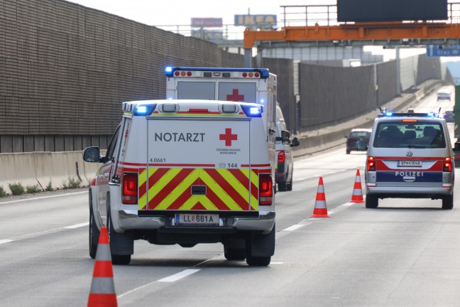Medizinischer Notfall: Kleintransporter kollidierte auf Westautobahn bei Ansfelden mit LKW