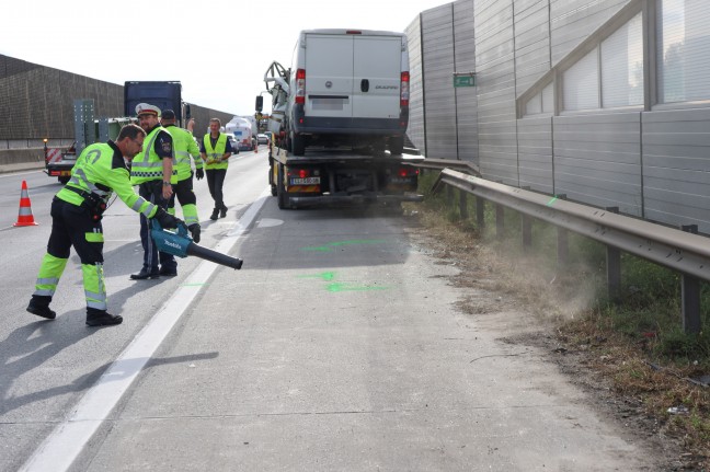 Medizinischer Notfall: Kleintransporter kollidierte auf Westautobahn bei Ansfelden mit LKW