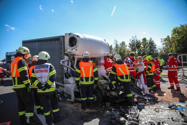 Schwerst eingeklemmt: LKW-Lenker bei Auffahrunfall auf Welser Autobahn in Marchtrenk schwer verletzt