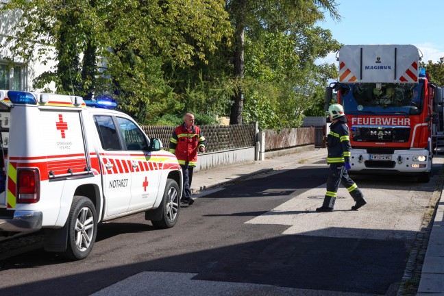 Personenrettung: Patient in Wels-Neustadt mit Drehleiter der Feuerwehr vom Dachboden gerettet