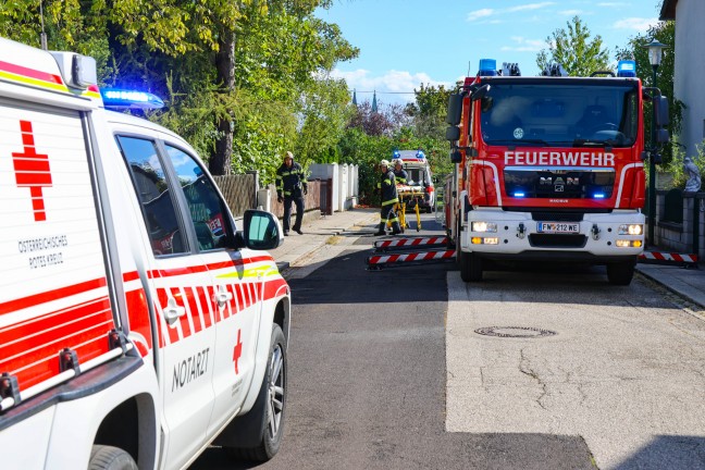 Personenrettung: Patient in Wels-Neustadt mit Drehleiter der Feuerwehr vom Dachboden gerettet