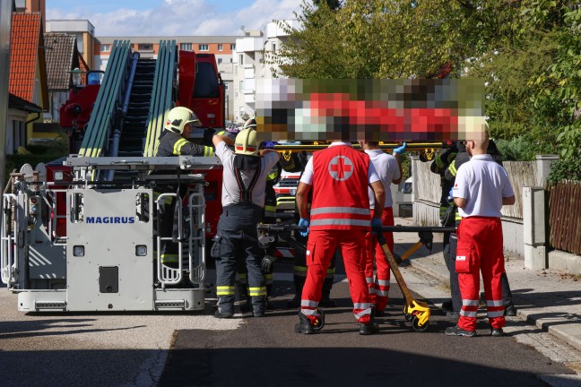 Personenrettung: Patient in Wels-Neustadt mit Drehleiter der Feuerwehr vom Dachboden gerettet