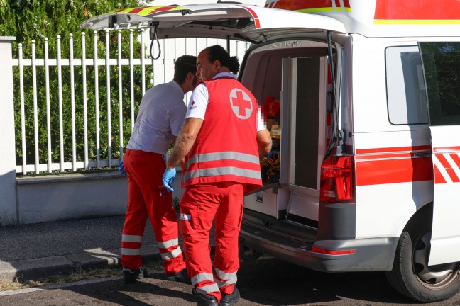 Personenrettung: Patient in Wels-Neustadt mit Drehleiter der Feuerwehr vom Dachboden gerettet