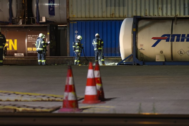 Schadstoffaustritt: Beschdigter Tankcontainer im Bereich des BB-Terminals in Wels-Puchberg